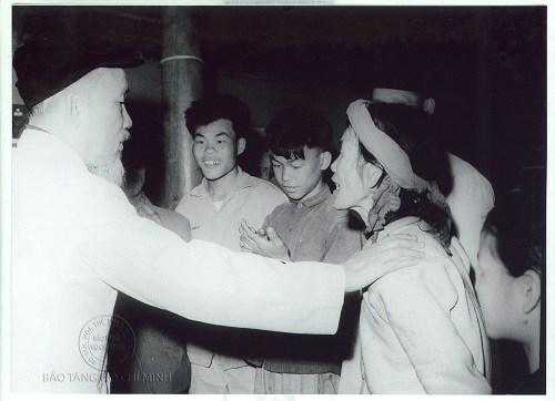 Chủ tịch Hồ Chí Minh chúc Tết gia đình ông bà Trần Mộc Sinh, dân tộc Hoa ở thôn Khe Cát, xã Minh Thành, huyện Yên Hưng, ngày 2/2/1965.