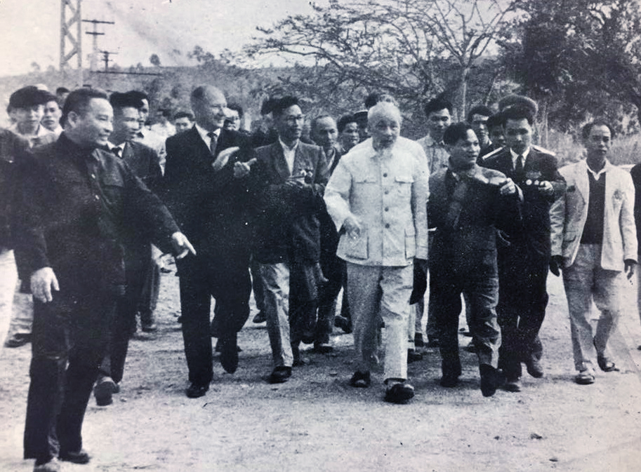 Chủ tịch Hồ Chí Minh thăm, chúc tết nhân dân Uông Bí, công nhân công trường xây dựng Nhà máy Điện Uông Bí, xuân Ất Tỵ, ngày 2/2/1965.