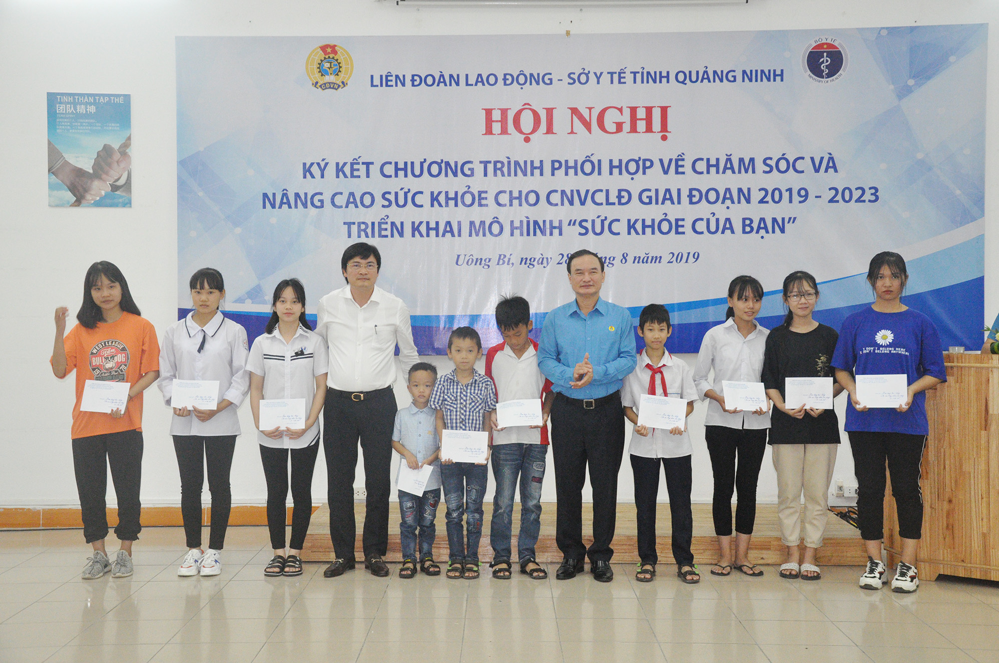 10 con CNLĐ có hoàn cảnh khó khăn được nhận hỗ trợ từ Quỹ Tấm lòng vàng, Tổng LĐLĐ Việt Nam.