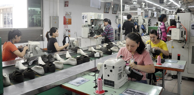 Sản xuất giày tại Chi nhánh Công ty TNHH Sao Vàng (phường Yên Thanh, TP Uông Bí)