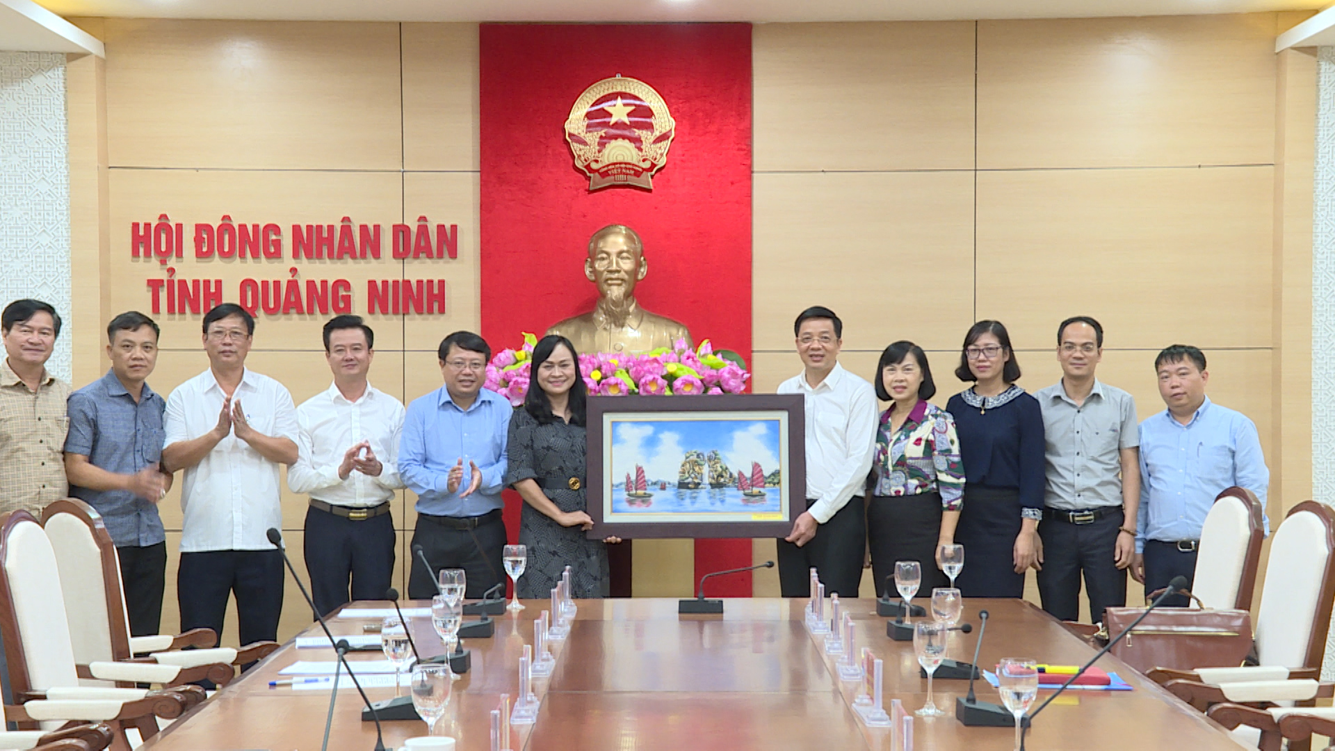 Tỉnh Quảng Ninh tặng quà lưu niệm cho đoàn công tác tỉnh Hà Tĩnh.