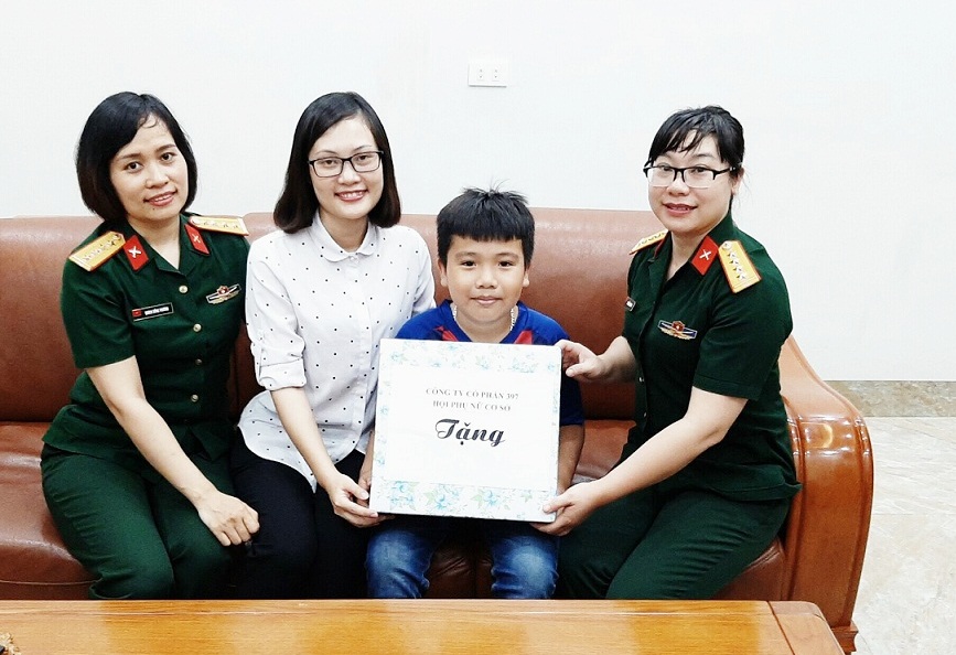Công ty 397 (TCT Đông Bắc) trao tặng quà cho con cán bộ, nhân viên có hoàn cảnh khó khăn của đơn vị trước năm học mới 2019-2020.