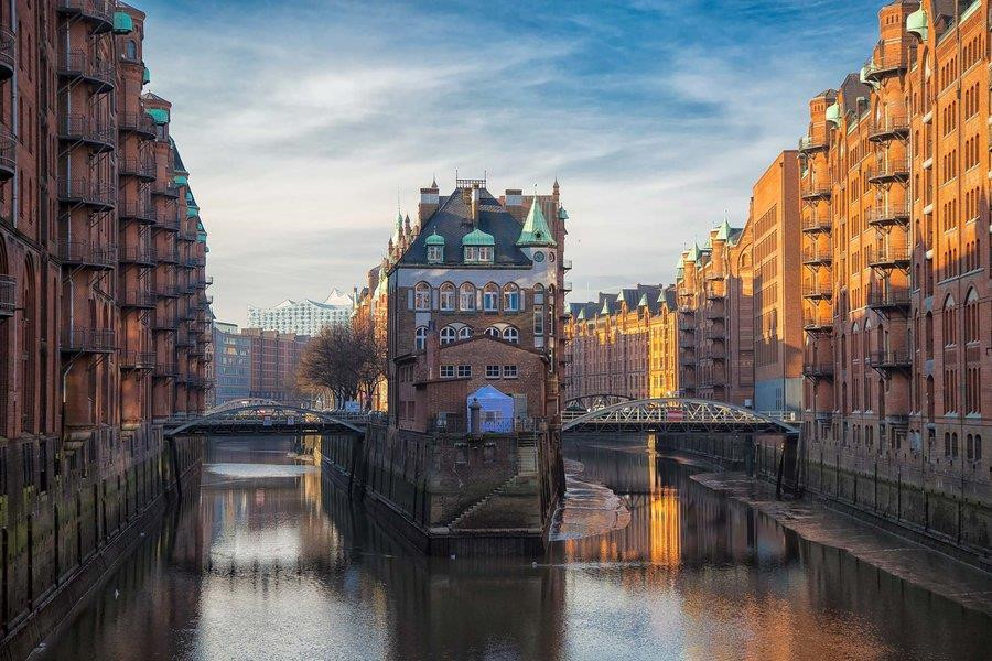  3. Hamburg, Đức: Con kênh chảy quanh thành phố này bắt nguồn từ sông Alster. Du khách có thể nhìn thấy tất cả các kiến trúc đẹp nguy nga nơi đây bằng cách tham gia một tour du lịch bằng thuyền địa phương. Ảnh: Andrea Kamal.