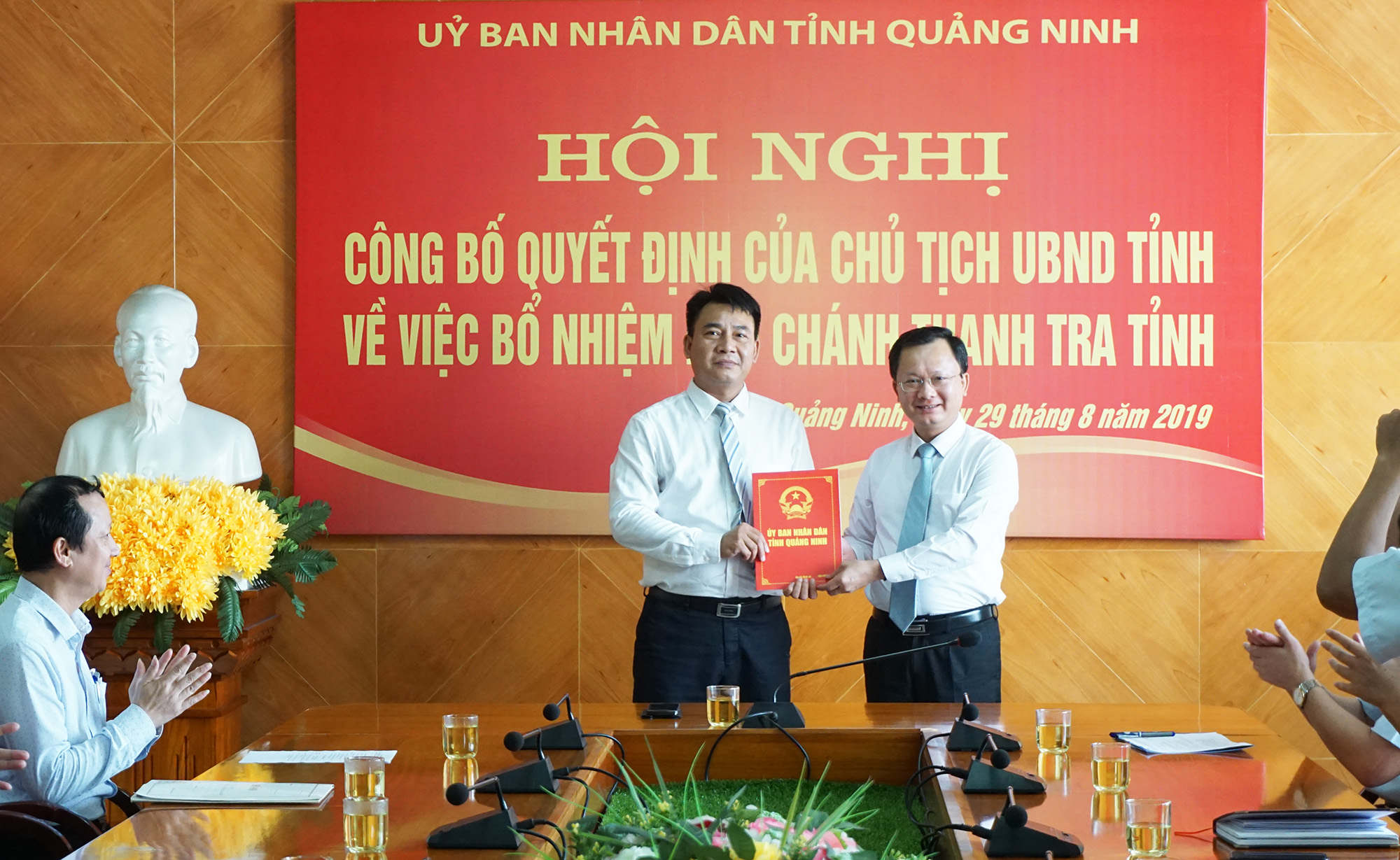Phó Chủ tịch UBND tỉnh, Cao Tường Huy trao quyết định cho đồng chí Nguyễn Hữu Long.