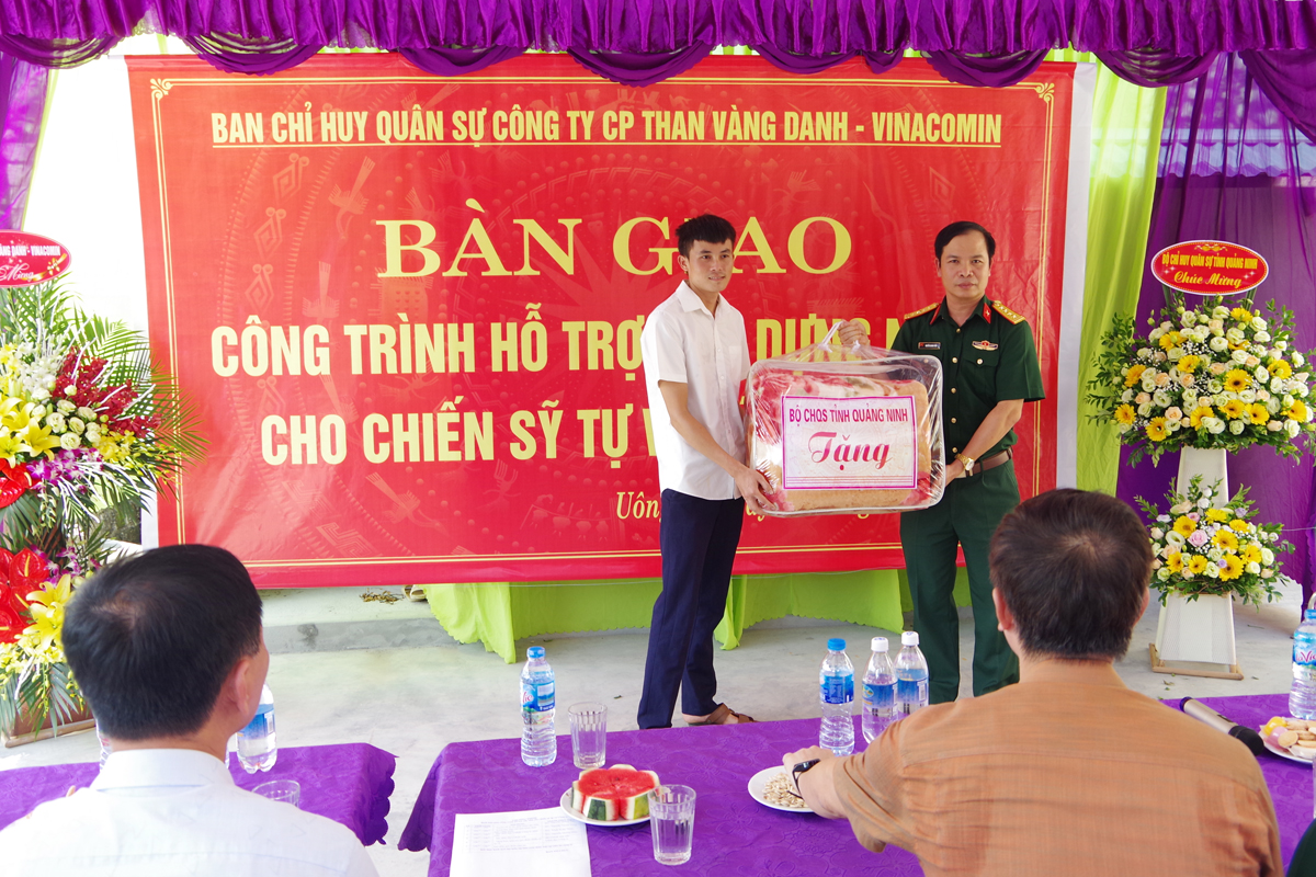 Đại tá Nguyễn Quang Hiến, Phó Chính ủy Bộ CHQS tỉnh, trao quà cho gia đình đồng chí Lý Văn Định.
