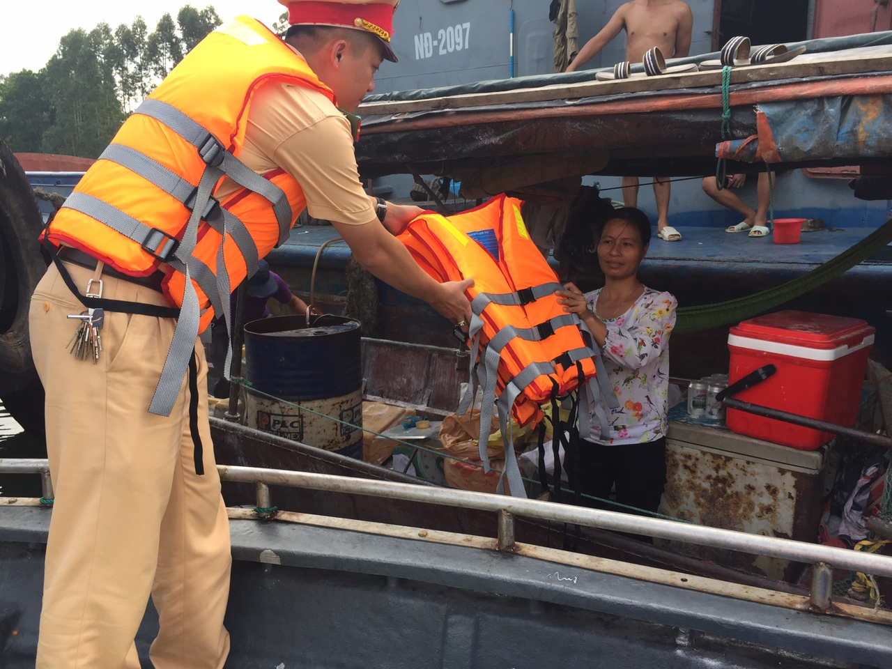 Đội Cảnh sát giao Thông Công an TP Móng Cái tặng phao cứu sinh cho bà con ngư dân tại khu vực bến Mũi Ngọc-Vạn Gia