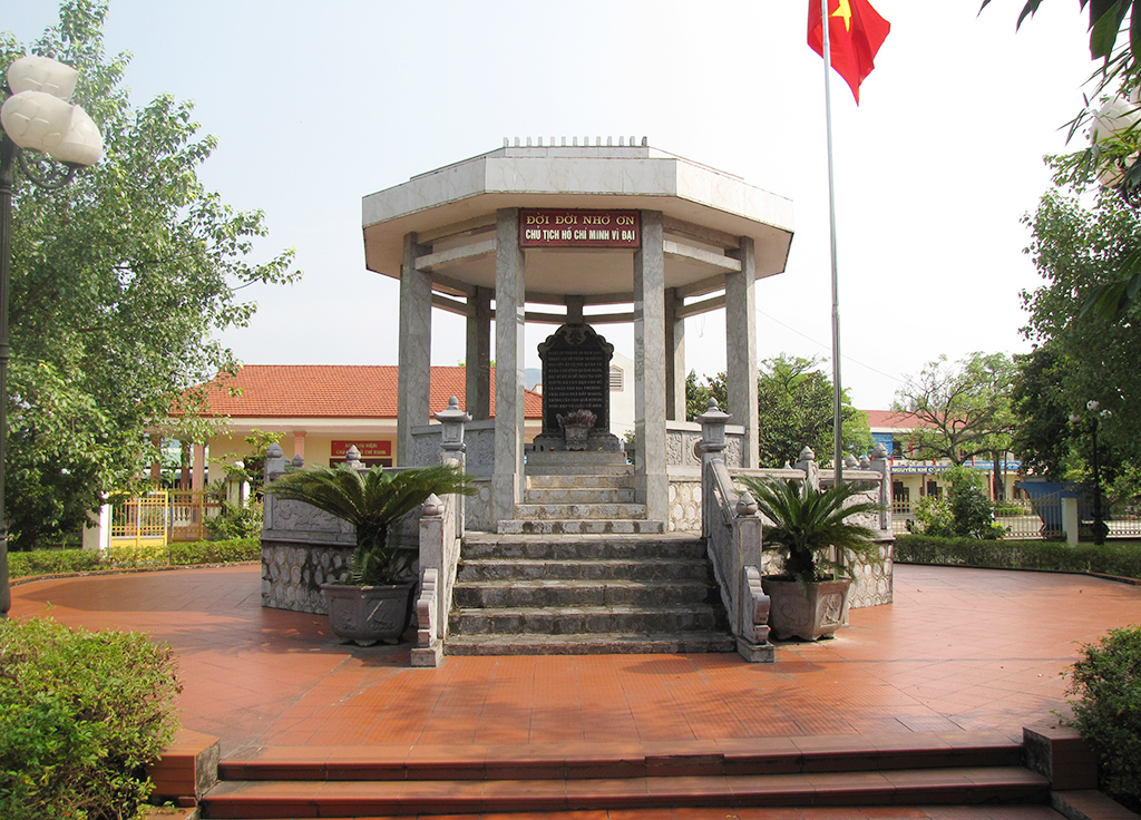 Đài lưu niệm Bác Hồ tại xã Hồng Thái Tây (TX Đông Triều)  xây dựng tháng 9-1979 và hoàn thành vào tháng 5-1980 đã được tôn tạo