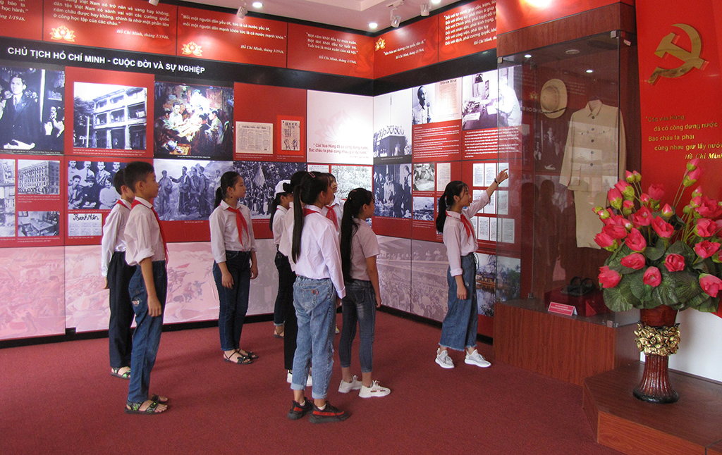 Học sinh TX Đông Triều trong giờ tìm hiểu về Bác tại nhà lưu niệm Bác Hồ tại Trường THCS Hồng Thái Tây