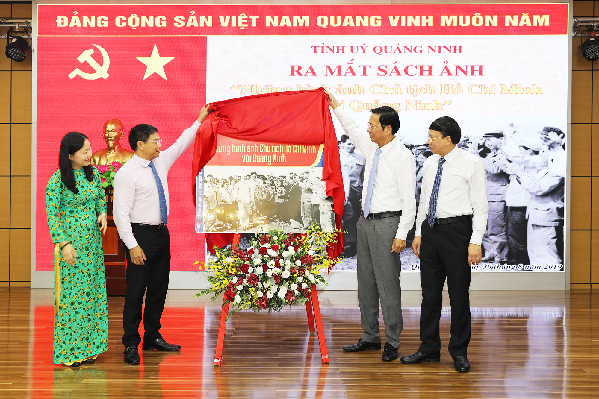 Ra mắt sách ảnh Chủ tịch Hồ Chí Minh với Quảng Ninh