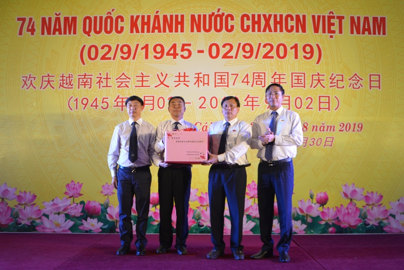 Đoàn đại biểu Đảng, Chính quyền và nhân dân TP Đông Hưng (Trung Quốc) tặng quà chúc mừng TP Móng Cái