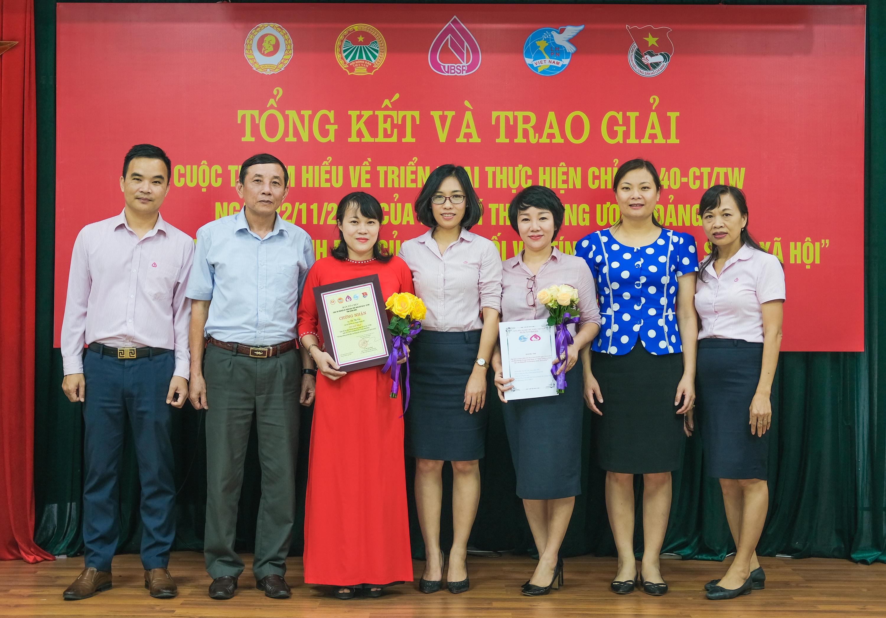 Ban tổ chức trao giải nhất cuộc thị cho chị Vũ Thị Cúc, cán bộ Hội phụ nữ huyện Hoành Bồ.