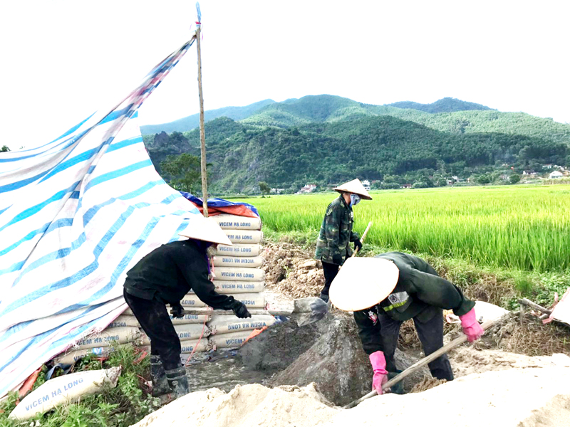 Người dân thôn 2, xã Quảng La, huyện Hoành Bồ cùng nhau chung sức xây hệ thống kênh mương nội đồng.