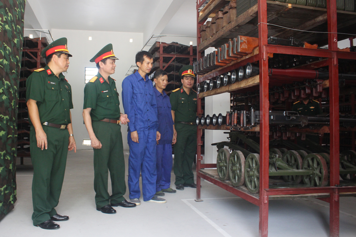 Đại tá Nguyễn Trung Trịnh, Chính ủy Bộ CHQS tỉnh (Đứng thứ 2 bên trái ảnh) kiểm tra công tác sắp xếp VKTBKT tại Kho 29 Bộ CHQS tỉnh.