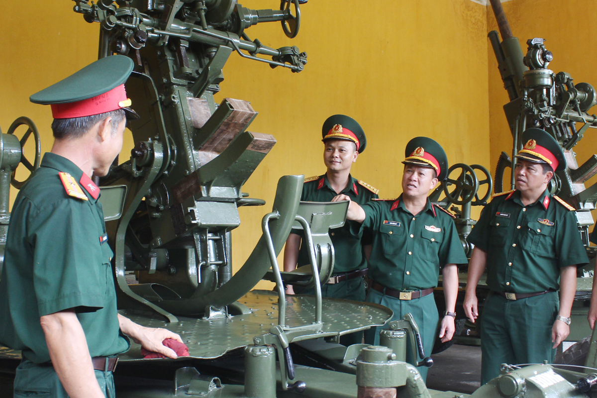 Lãnh đạo Bộ CHQS tỉnh, phòng Kỹ thuật kiểm tra công tác quản lý pháo phòng không 37mm tại Đại đội đảo Vĩnh Thực.