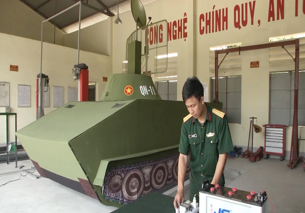 Đại úy Vũ Văn Nhất, Trợ lý Ban Xe máy, Phòng Kỹ thuật Bộ CHQS tỉnh với sáng kiến mô phỏng ra đa 1S91 áp dụng trong huấn luyện, diễn tập.