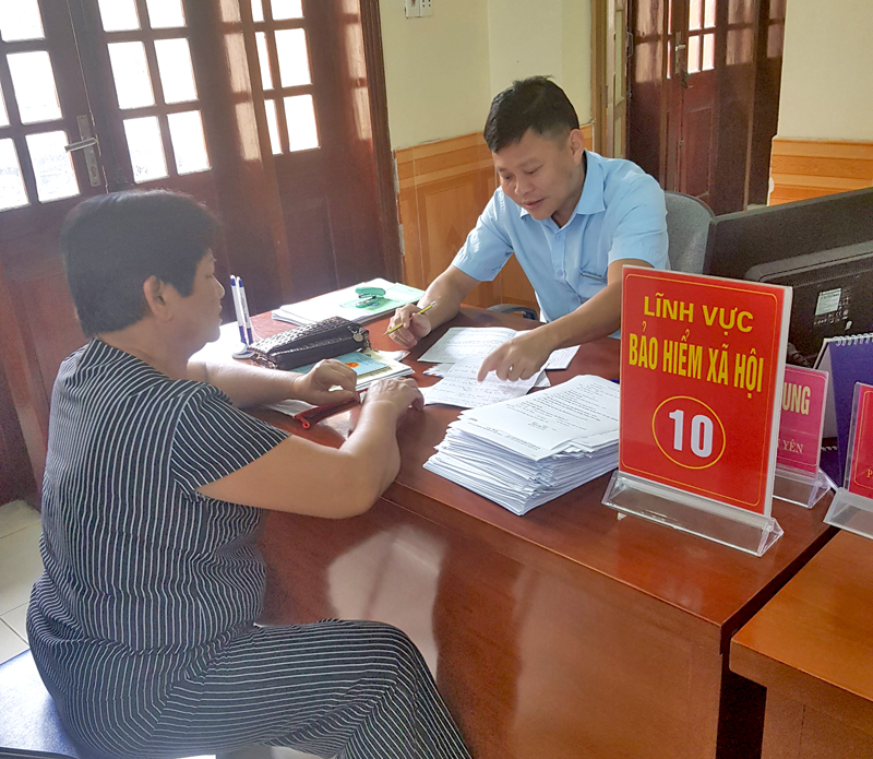 Hướng dẫn người dân điền thông tin trong thực hiện thủ tục BHXH tại Trung tâm hành chính công huyện Tiên Yên.