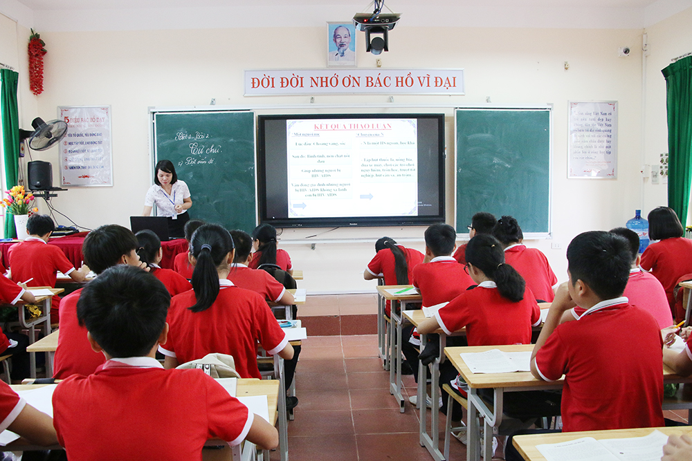 Một giờ học sử dụng bảng thông minh của học sinh lớp 9A5, Trường THCS Lý Tự Trọng, TP Hạ Long.