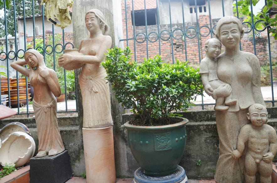 Nghệ nhân Lê Trọng Mỹ trưng bày một số mẫu tượng tại vườn nhà.