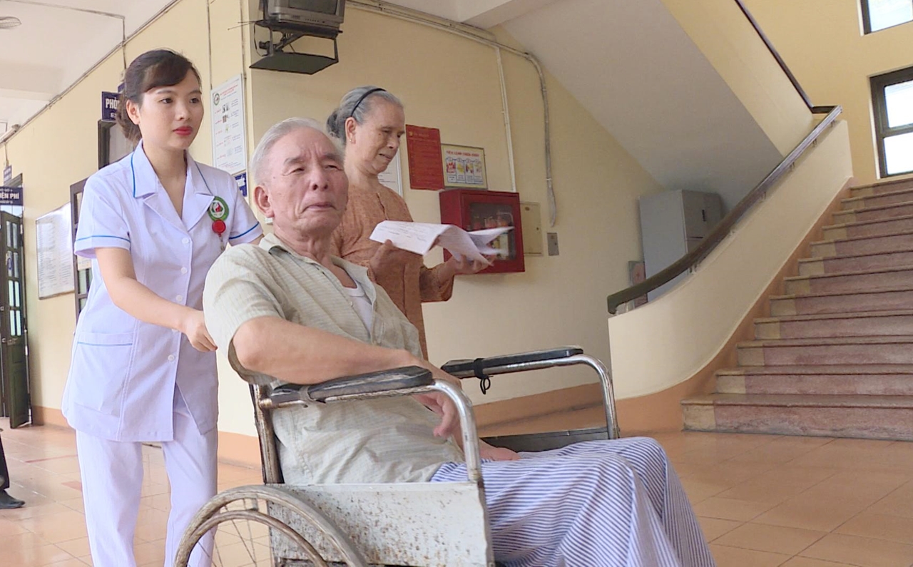 Nhân viện y tế Bệnh viện Y dược cổ truyền tỉnh hỗ trợ người bệnh lớn tuổi đến các khoa phòng.
