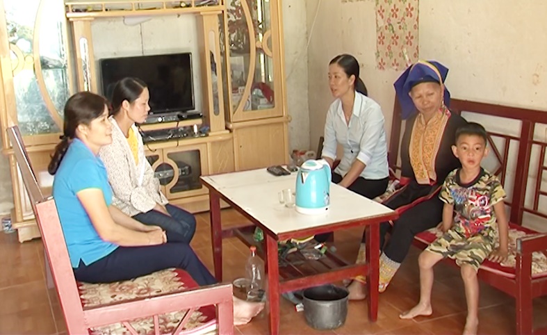 Chị Triệu Thị Miên (ảnh phải) trong căn nhà khang trang mới xây