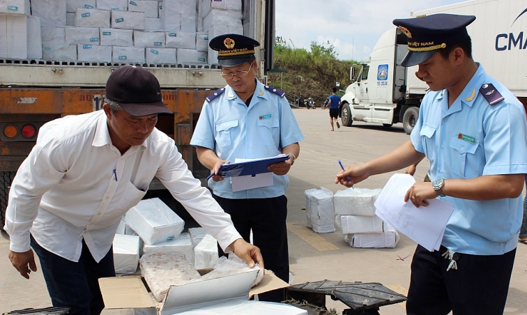 Lực lượng Hải quan Móng Cái tăng cường kiểm soát hàng hóa nhập khẩu nhằm kịp thời phát hiện, ngăn chặn các hành vi vi phạm ngay từ biên giới.