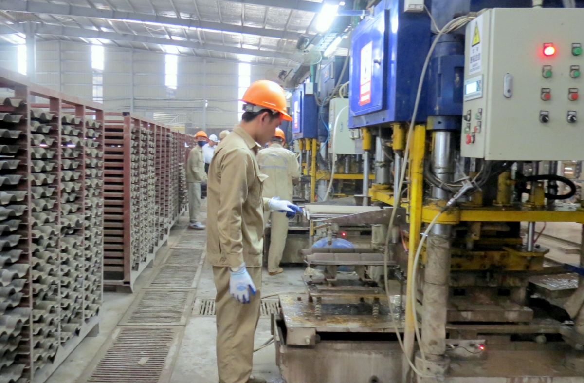 Công nhân Công ty CP Thanh Tuyền vận hành hệ thống thiết bị hiện đại trong dây chuyền sản xuất gạch không nung.