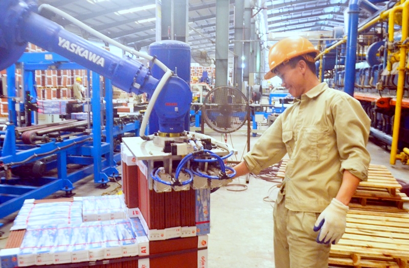 Hệ thống robot tự động hóa được áp dụng trong dây chuyền sản xuất của Công ty CP Gốm Đất Việt. (Ảnh: Dương Trường).