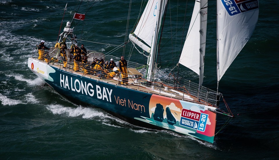 Thuyền buồm "Vịnh Hạ Long" ra khơi trong cuộc đua thế giới