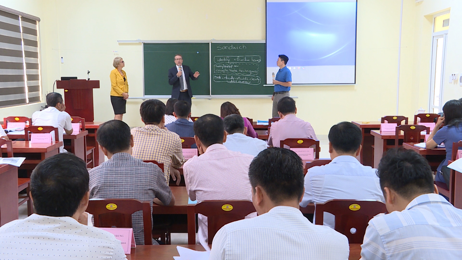 Trường Đào tạo cán bộ Nguyễn Văn Cừ khai giảng lớp bồi dưỡng chuyên đề “Quản lý và phát triển dịch vụ” cho cán bộ lãnh đạo chủ chốt. 