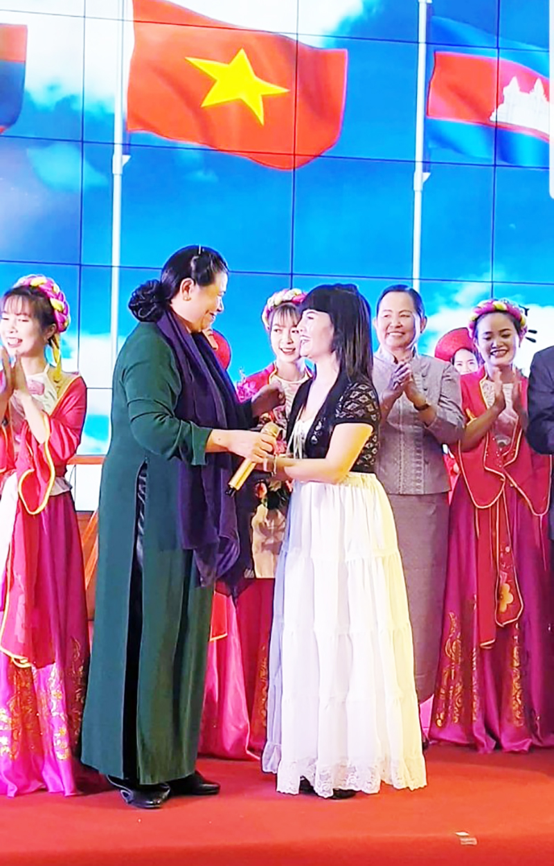 Đại diện Đoàn nghệ thuật tỉnh Quảng Ninh nhận khen thưởng khi tham gia biểu diễn tại Hội nghị lân fthuws 7 của Ủy ban đối ngọa 3 nước Việt Nam - Lào - Campuchia tháng 8/2019 