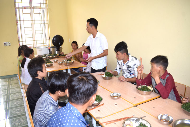Giáo viên phục vụ bữa ăn cho học sinh bán trú ở Trường THCS Quảng Lâm