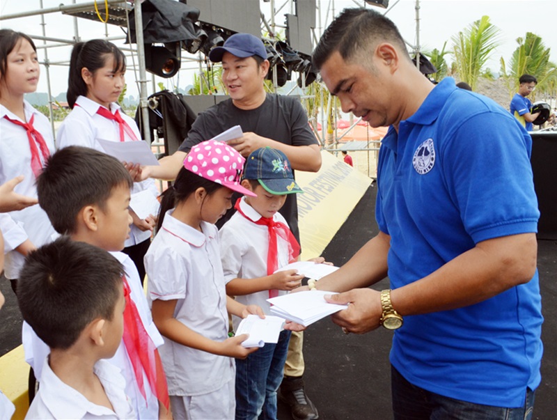 Ban tổ chức Chương trình Việt Nam Motor  Festival 2019 trao những suất quà cho học sinh nghèo trên địa bàn TP Hạ Long.