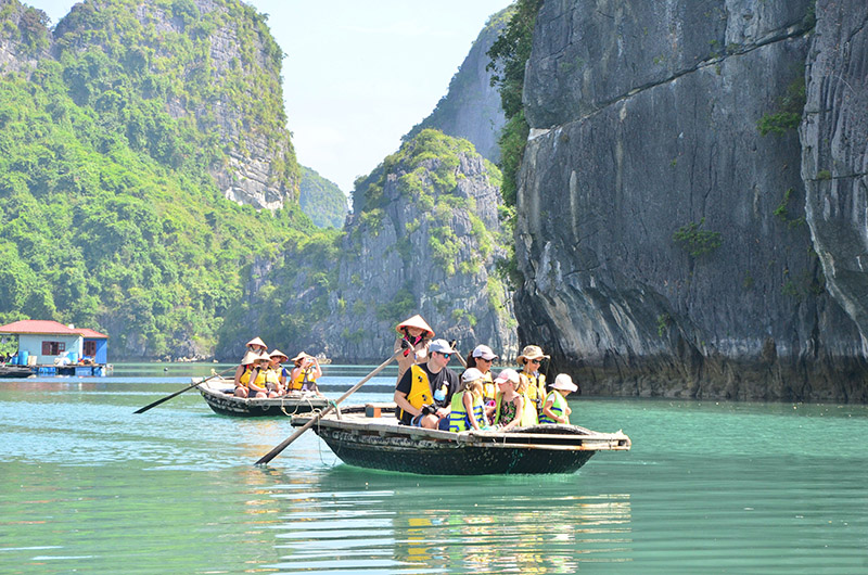 Currently, there are 505 tourist boats, including 189 boats, 313 day sightseeing boats and 3 restaurant ships