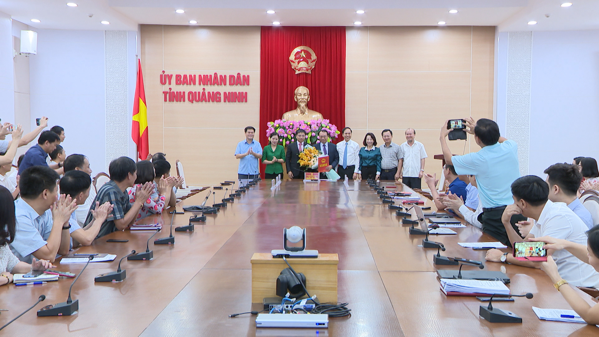 Đồng chí Nguyễn Văn Thắng, Chủ tịch UBND tỉnh và các đồng chí lãnh đạo tỉnh trao quyết định, tặng hoa cho đồng chí Lê Như Thiều