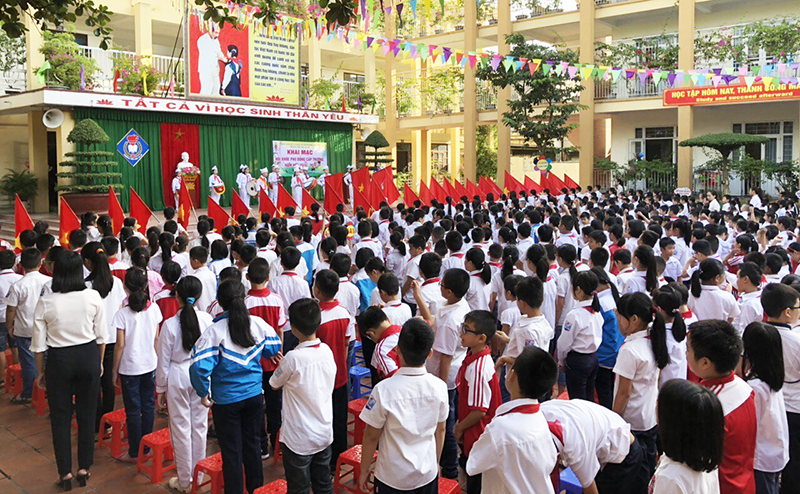 Học sinh Trường tiểu học Lê Lợi trang nghiêm trong một buổi lễ cào cờ đầu năm học