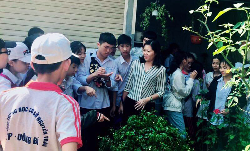 Cô và trò Trường THCS Nguyễn Trãi tham gia hoạt động trải nghiệm tại chợ Cảnh Uông Bí
