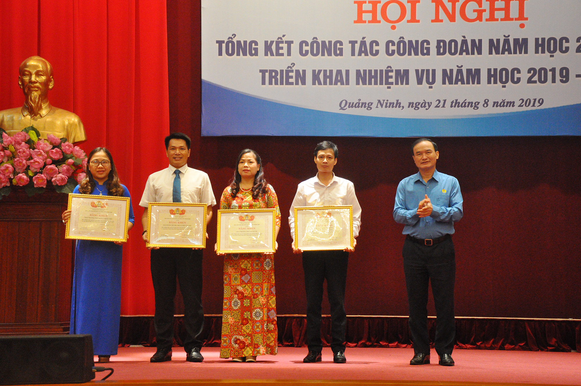 Đồng chí Trần Danh Chức, Chủ tịch LĐLĐ tỉnh tặng bằng khen cho các Công đoàn cơ sở tiêu biểu ngành Giáo dục Quảng Ninh, ngày 21/8/2019. 