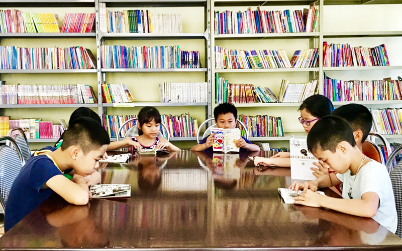 Học sinh TP Uông Bí đọc sách tại Thư Viện thành phố
