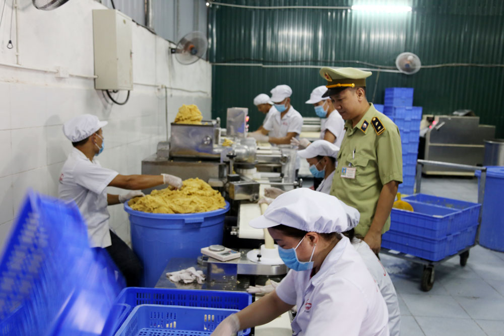 Cán bộ Đội Quản lý thị trường số 4 kiểm tra cơ sở sản xuất bánh ngọt tại thôn 8, xã Hải Xuân, TP Móng Cái.