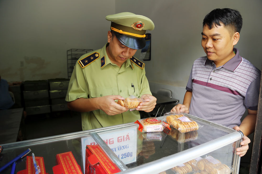 Đội Quản lý thị trường số 4 kiểm tra mặt hàng bánh kẹo tại cơ sở sản xuất bánh kẹo phố Lý Tự Trọng, phường Hòa Lạc, TP Móng Cái.
