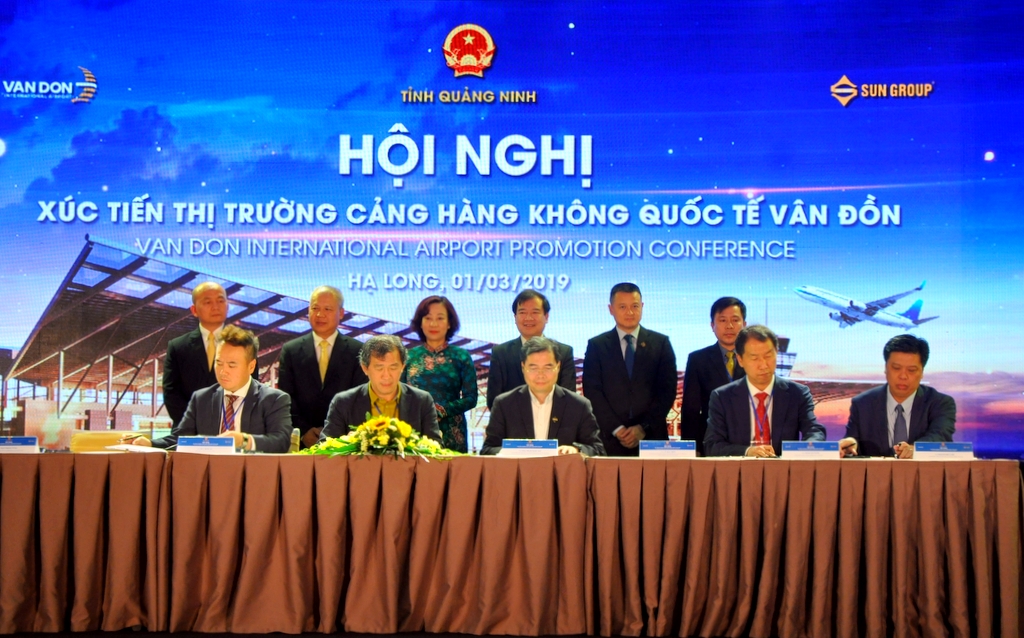 Các đơn vị ký kết biên bản ghi nhớ hợp tác về việc khai thác Cảng Hàng không quốc tế Vân Đồn và du lịch Quảng Ninh, tháng 3-2019
