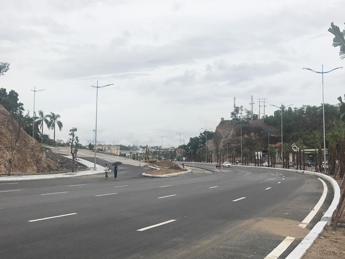 Nút giao thông gần trường TH-THCS-THPT Nguyễn Bình Khiêm (TP Hạ Long) đã được mở rộng tạo thuận lợi cho các em học sinh và phương tiện lưu thông được an toàn 