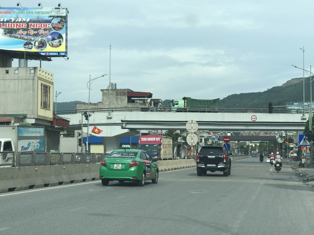 Nút giao thông ngã 4km6, Quang Hanh (TP Cẩm Phả) được mở rộng, có cầu vượt đã giúp cho phương tiện đi lại thuận tiện và không xảy ra TNGT 