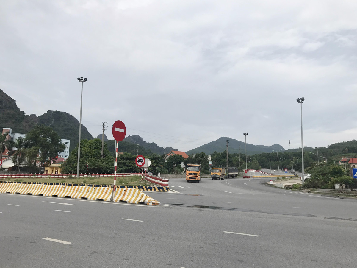 Nút giao đường 279 nối và QL18 đi qua địa bàn phường Quang Hanh (TP Cẩm Phả) đã được mở rộng và lắp đặt thiết bị an toàn hiện đại đã hạn chế được nhiều vụ TNGT 