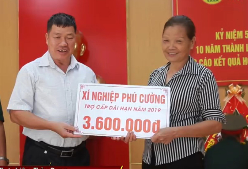 Giám đốc Từ Văn Lâm trao hỗ trợ cho gia đình có nạn nhân nhiễm chất độc da cam trên địa bàn TP Cẩm Phả.