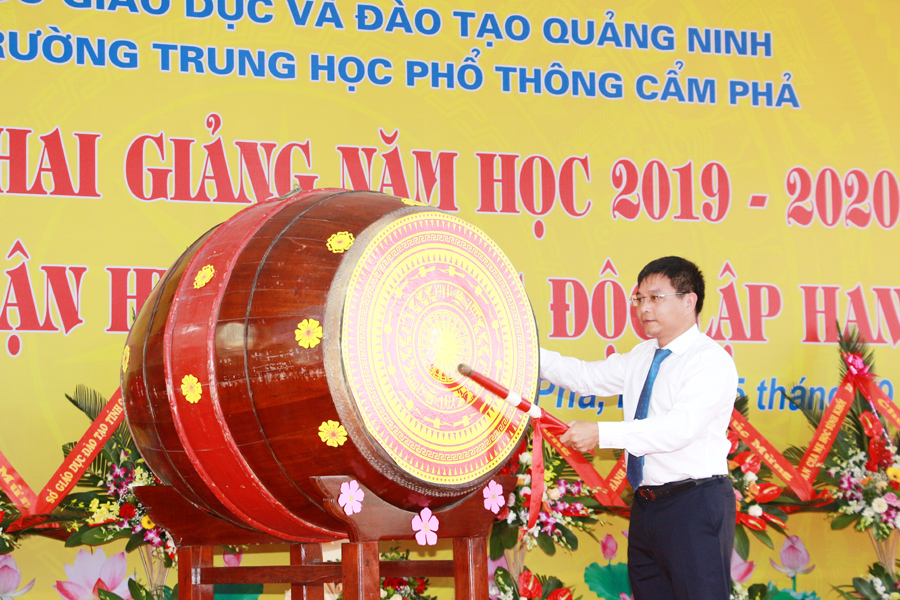 Đồng chí Nguyễn Văn Thắng, Phó Bí thư Tỉnh ủy, Chủ tịch UBND tỉnh đánh trống khai giảng tại Trường THPT Cẩm Phả.