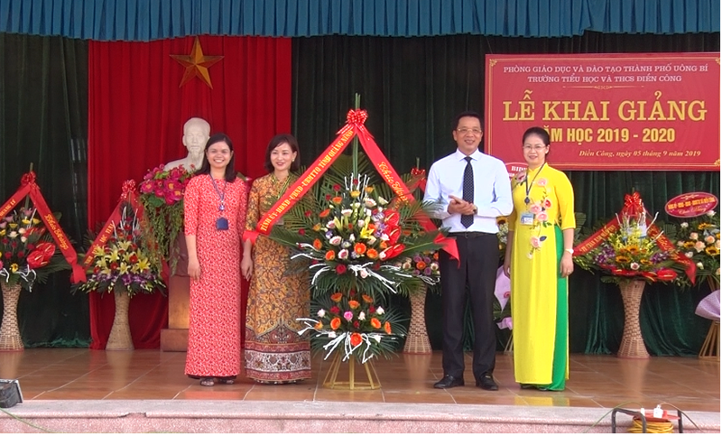Đồng chí Nguyễn Văn Hồi, Tỉnh ủy viên, Phó Chủ tịch HĐND tỉnh tặng hoa nhà trường