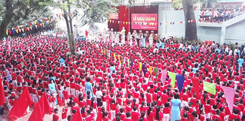 trong không gian sân trường rợp bóng cây xanh, trên 1.000 học sinh Trường tiểu học Hạ Long trong bộ đồng phục trang nghiêm dự lễ khai giảng rất xúc động.