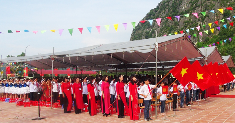 Khai giảng đầu tiên và đầy xúc động dưới chân di tích quốc gia núi Mằn của Trường TH&THCS Núi Mằn (xã Thống Nhất, huyện Hoành Bồ), ngôi trường vừa được thành lập