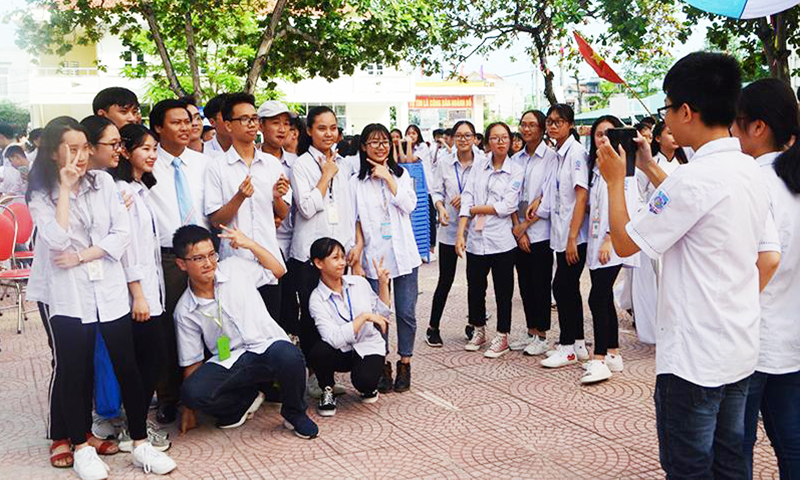 Với cách tổ chức nhanh gọn, lễ khai giảng của Trường THPT Hoành Bồ mang lại niềm vui, kỷ niệm đáng nhớ cho mỗi học sinh.
